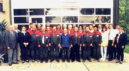 Ein Foto der Belegschaft zum 100 jährigen Jubiläum 1998